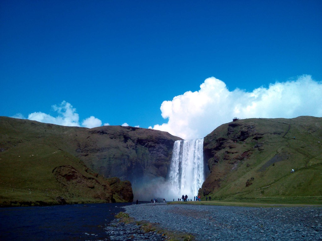 Beeindruckende Wasserfälle, wie der Skógafoss, finden sich im Süden Islands