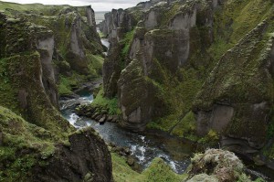Fjaðrárgljúfur im Süden Islands - Bildquelle: Ptj56 bei Wikipedia