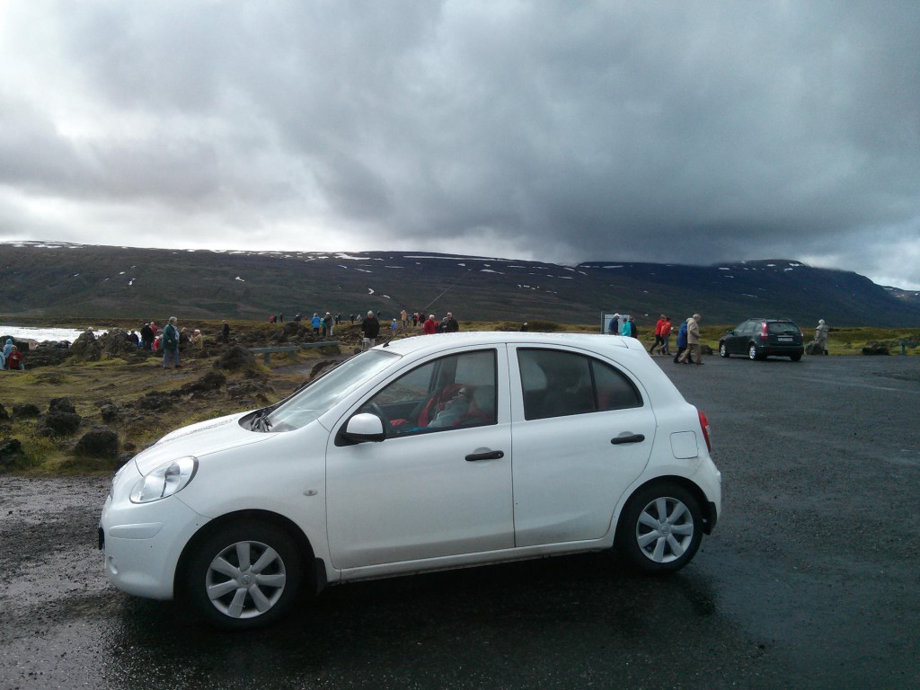 Schlafende Touristen am Goðafoss in Island