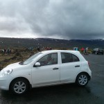 Schlafende Touristen am Goðafoss in Island