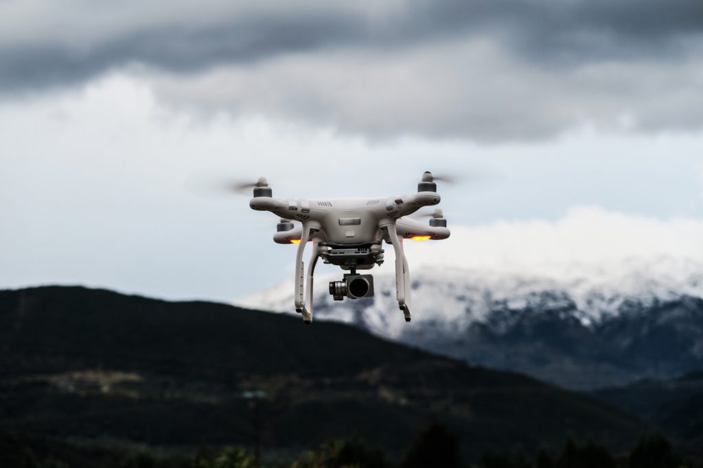 Immer gut im Blick: Eine DJI Phantom Drohne in Island