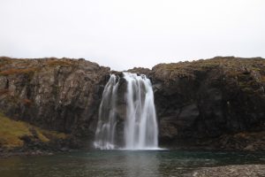 Der Wasserfall Foss in den Westfjorden in Island