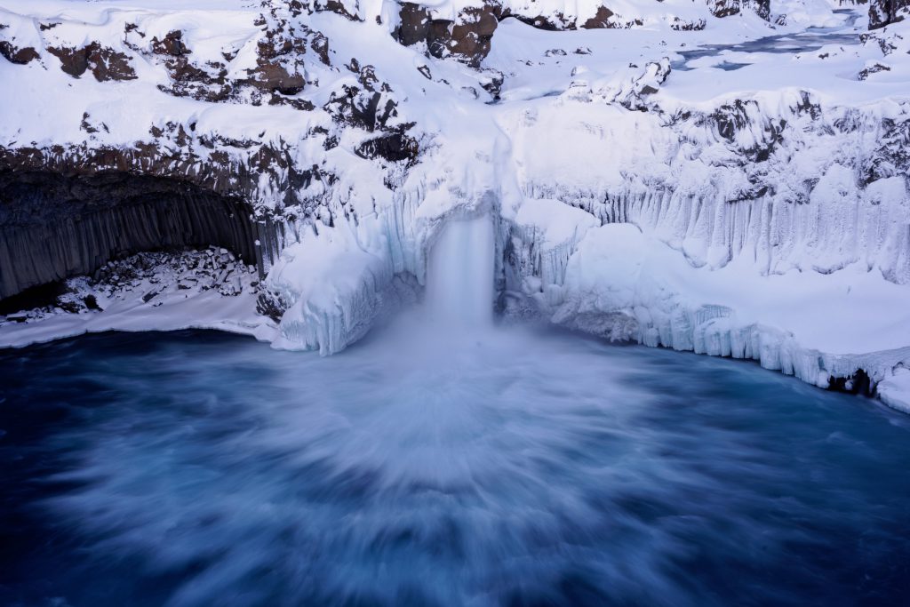 Der Wasserfall Aldeyjarfoss im Norden Islands