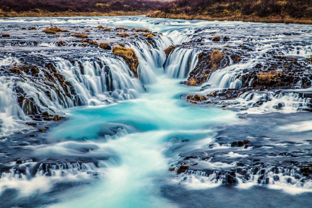 Wasserfälle in Island: Brúarfoss der blaue Wasserfall