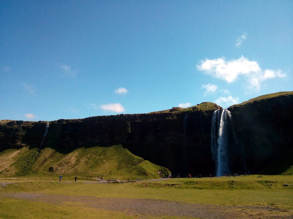 Seljalandsfoss ist unabhängig von der Reisezeit in Island sehenswert