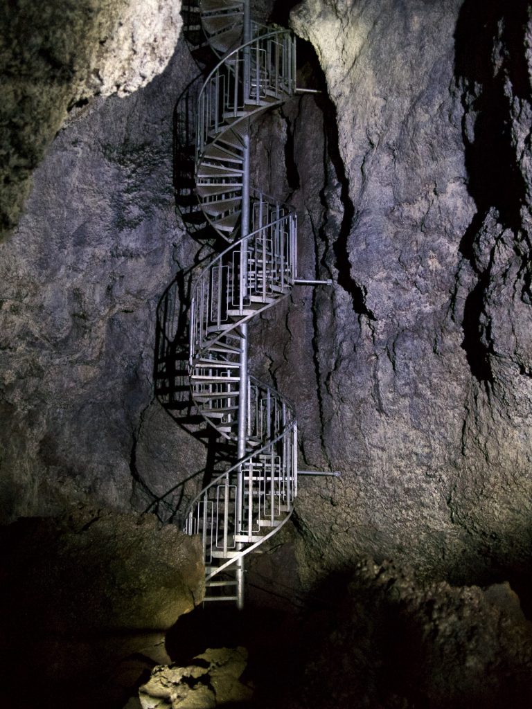 Der Eingang zur vatnshellir Lava Höhle auf Snæfellsnes