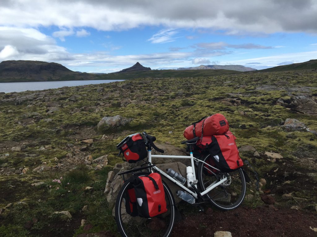 Fahrrad mit Gepäck in Island