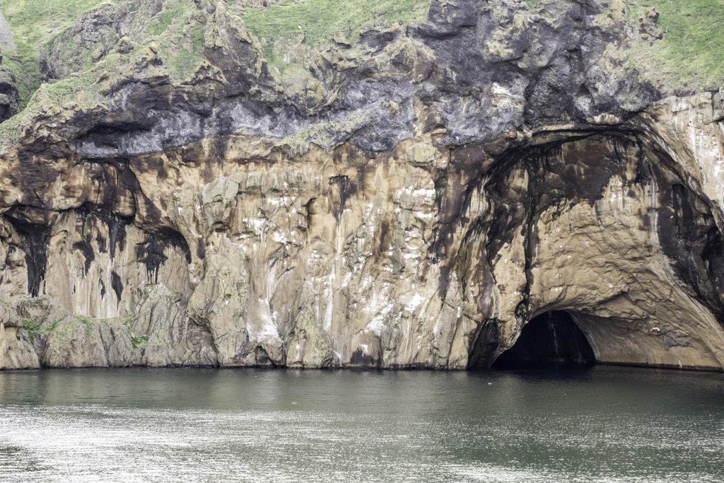 Höhle in Felsen bei Vestmannaeyjar (Foto: https://www.flickr.com/photos/danielenchev/)