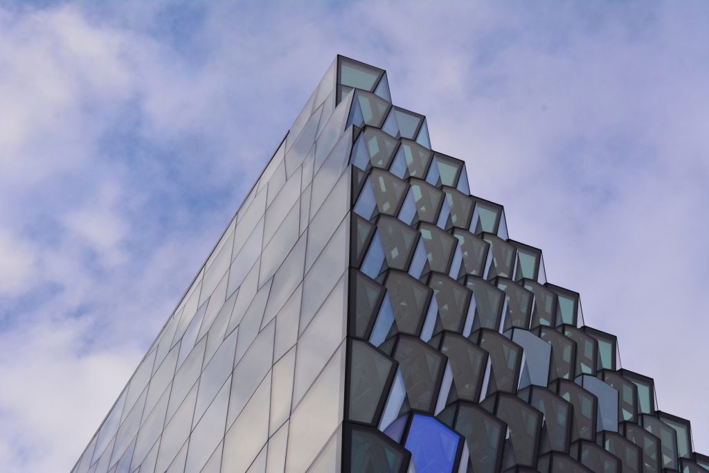 Kostenlos: Die Konzerthalle Harpa in Reykjavík