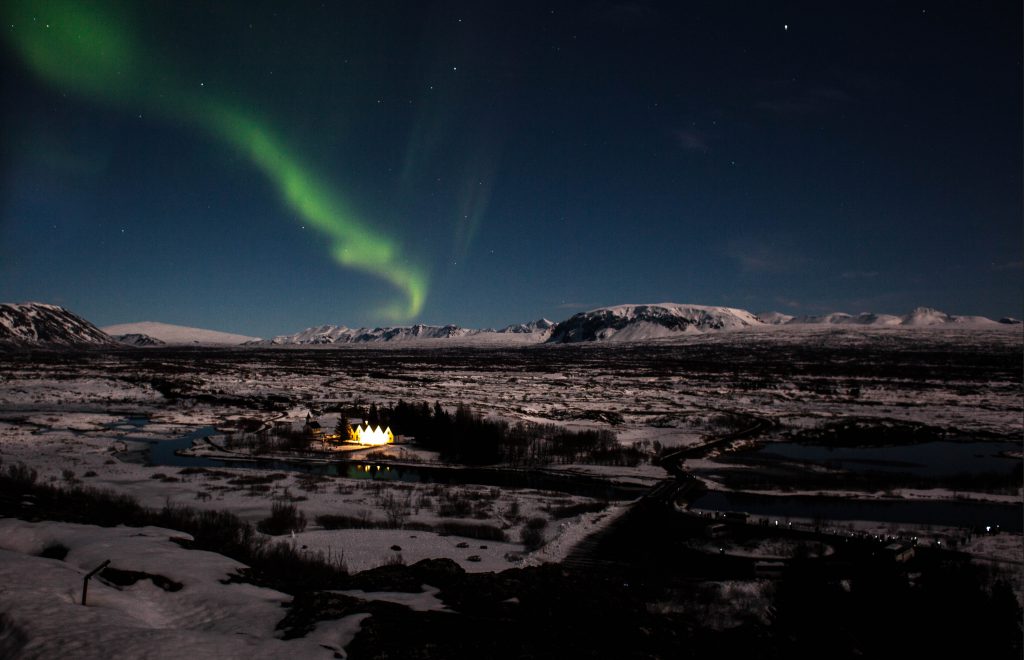 Þingvellir bei Nacht, mit Nordlichtern und Vulkanen im Hintergrund