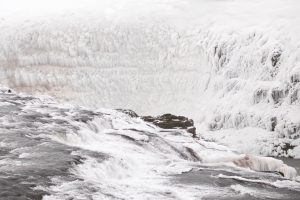 Highlight im Winter: Der Wasserfall Gullfoss friert vollständig zu