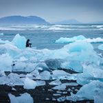 Diamond Beach: Eisberge am schwarzen Strand der Gletscherlagune Jökulsárlón in Island