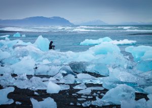 Diamond Beach: Eisberge am schwarzen Strand der Gletscherlagune Jökulsárlón in Island