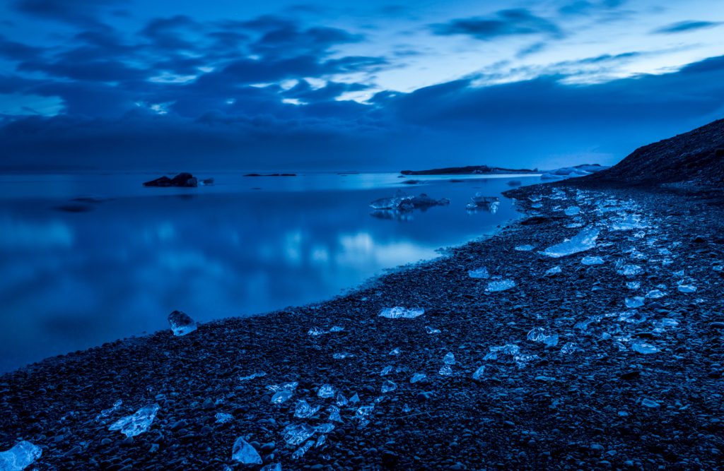 Diamond Beach: Eisberge am schwarzen Strand der Gletscherlagune Jökulsárlón in Island