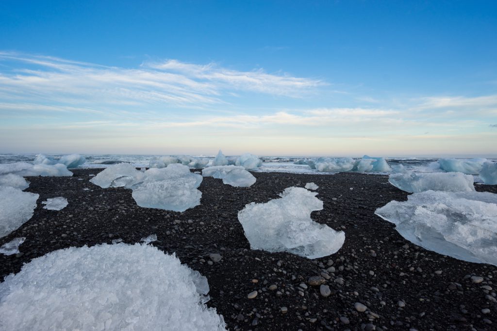 Diamond Beach: Eisberge am schwarzen Strand der Gletscherlagune Jökulsárlón in Island