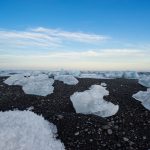 Diamond Beach: Eisberge am schwarzen Strand der Gletscherlagune Jökulsárlón in Island