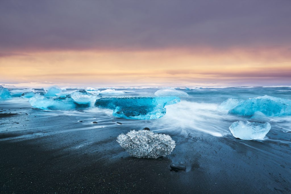 Diamond Beach: Eisberge am schwarzen Strand der Gletscherlagune Jökulsárlón in Island