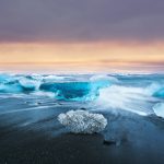 Diamond Beach: Eisberge am schwarzen Strand der Gletscherlagune Jökulsárlón in Island