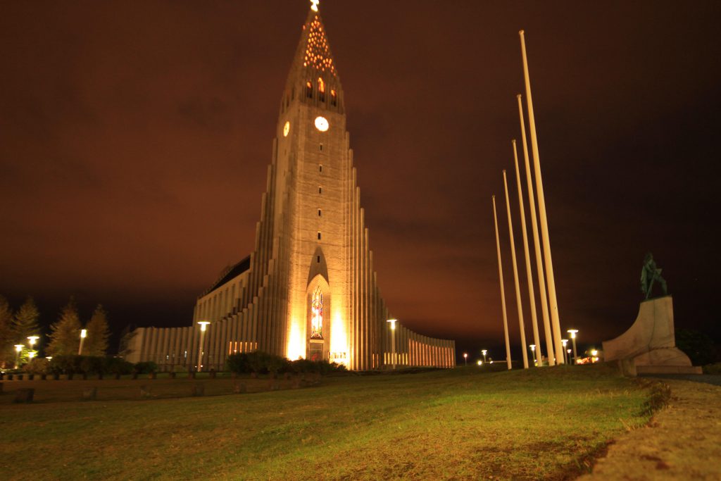 Die Hallgrímskirkja bei bei Nacht: Das Wahrzeichen Reykjavíks