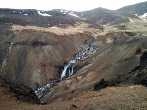 Wasserfall im Geothermalgebiet Reykjadalur in Island