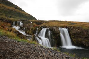 Wasserfälle wie der Kirkjufellsfoss sind bei jeder Island Rundreise ein Highlight, egal ob Sommer oder Winter