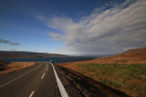 Island Rundreise: Wie hier in den Westfjorden ist man am schönsten mit dem eigenen Auto unterwegs…