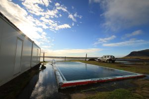 Island Rundreise im Sommer: Freiluftpools und Wölkchenhimmel