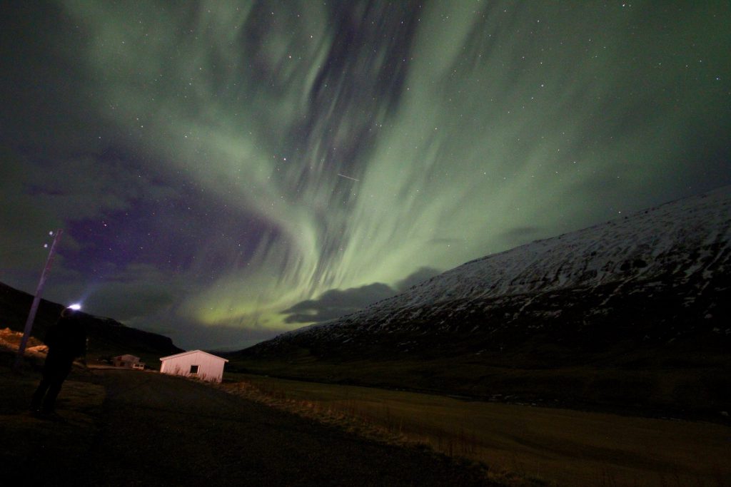 Nordlichter über der Sternwarte des Wilderness Center im Osten Islands