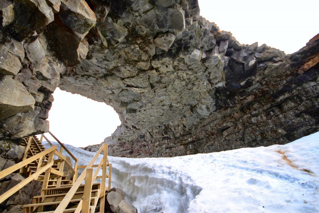 Der Eingang zur Víðgelmir Lava Höhle in Island