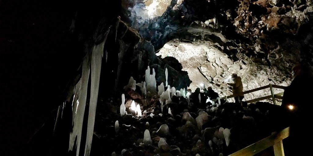 Bizarre Eisformationen in der Víðgelmir Lava Höhle in Island