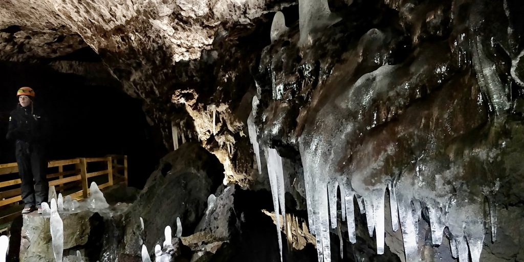 Bizarre Eisformationen in der Víðgelmir Lava Höhle in Island