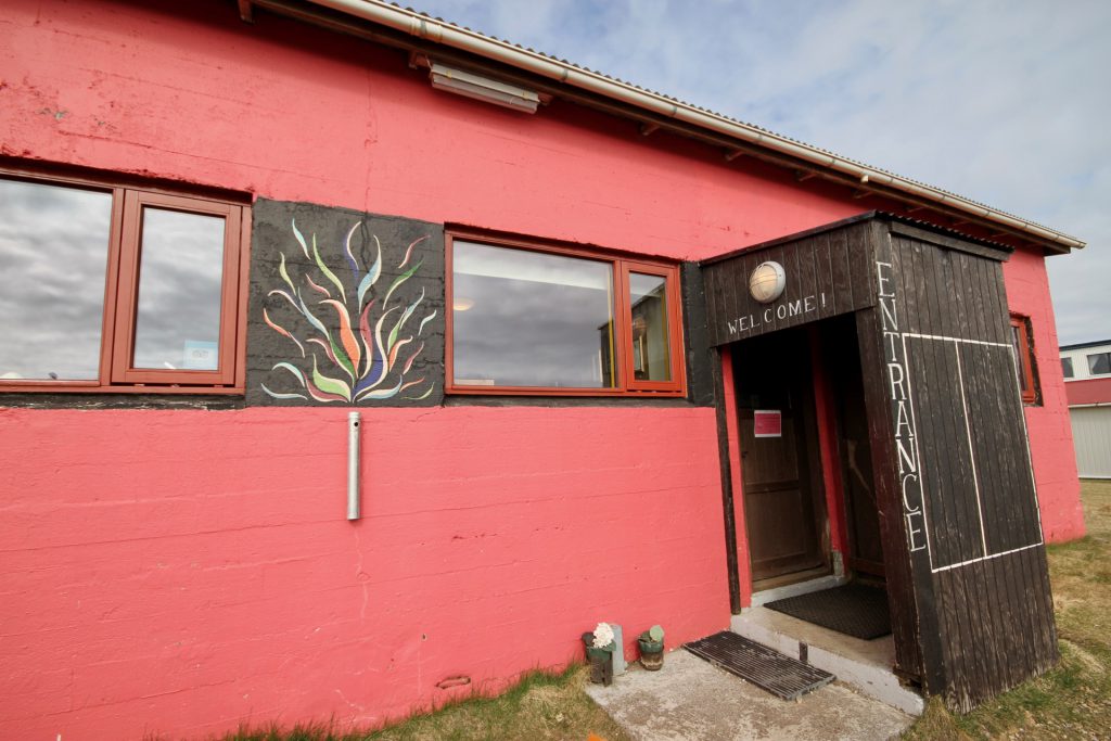 Der Eingang zum Freezer Hostel auf Snæfellsnes