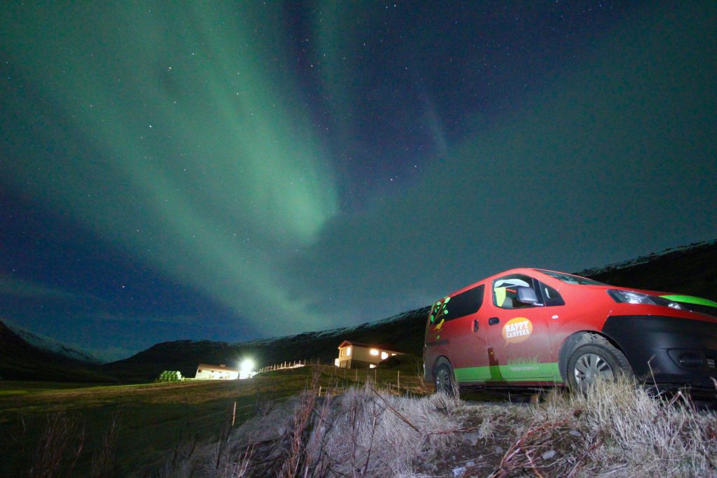 Im Campervan lassen sich Nordlichter super jagen, denn man wartet im Warmen