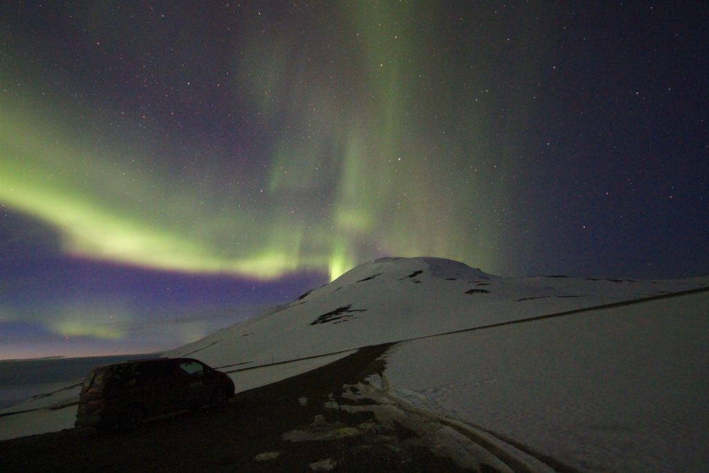 Großer Vorteil bei der Campervan Tour im Winter: Nordlichter in Island