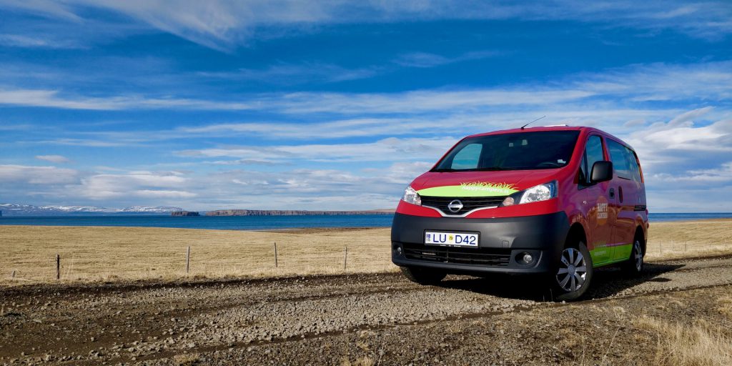 Macht eine gute Figur der kleine Campervan in Island