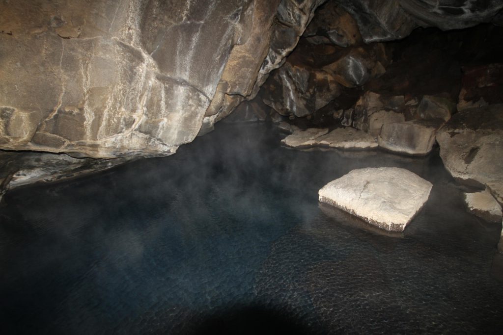Grjotagja - Eine heiße Quelle im Norden Islands (Geschlossen!)