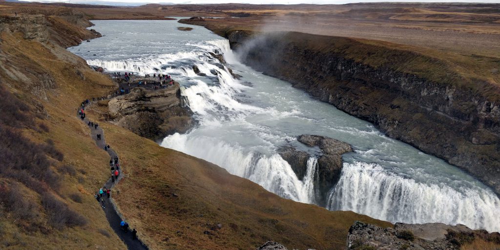 Der Gullfoss als Teil des Golden Circle kann vor der Tagestour nach Landmannalaugar bestaunt werden