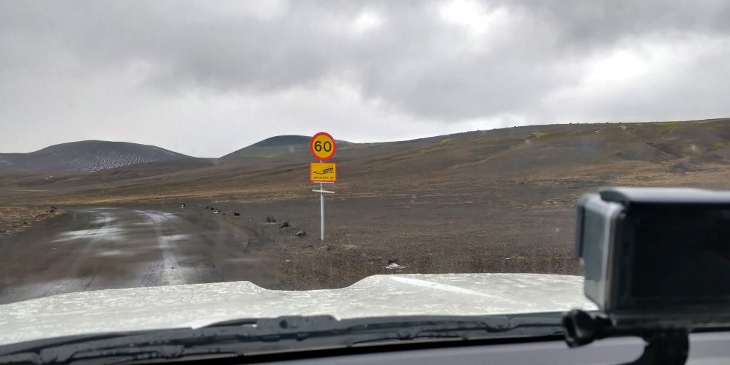 Ein Schild vor einer der Furten auf dem Weg nach Landmannalaugar