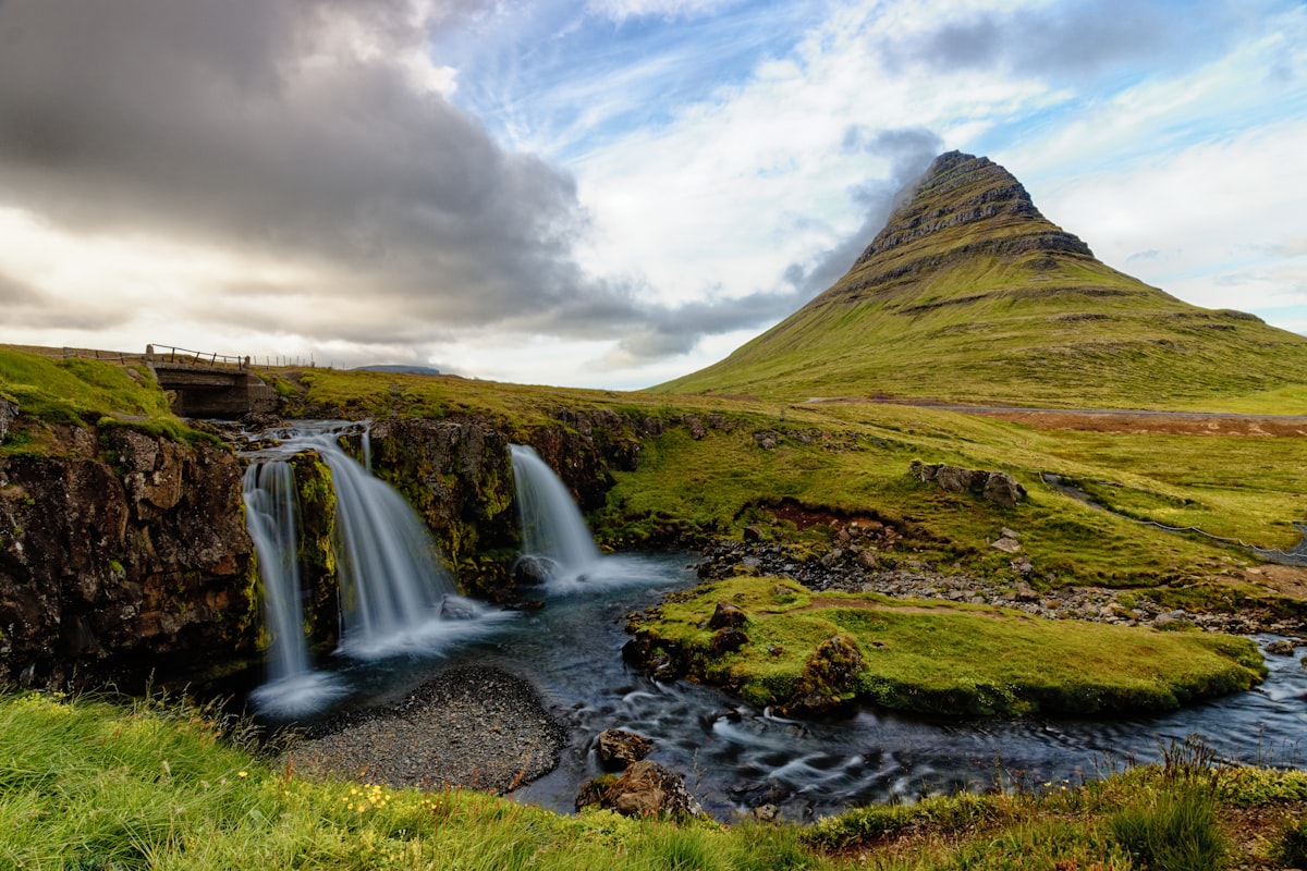 Kirkjufell und Kirkjufellsfoss auf der Halbinsel Snæfellsnes in Island