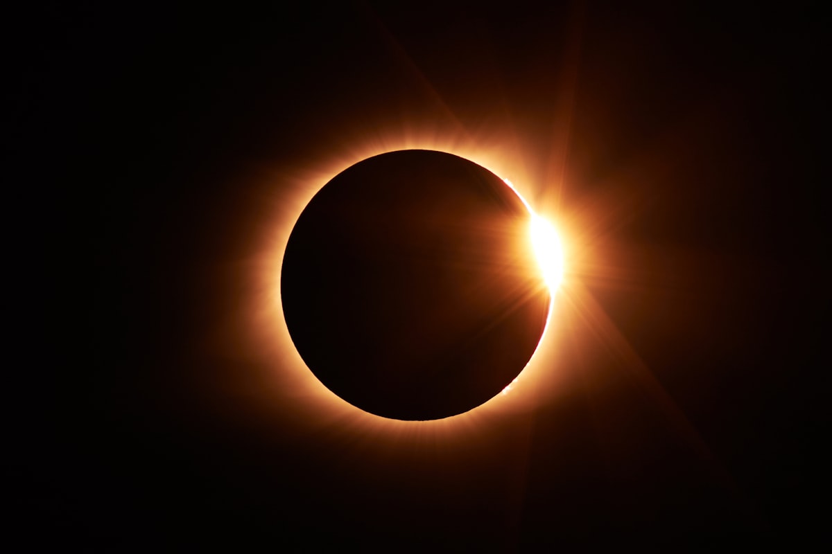 Totale Sonnenfinsternis mit Diamantring-Effekt